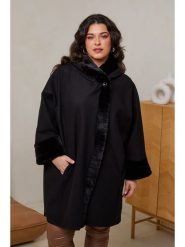 Curvy Lady Płaszcz zimowy w kolorze czarnym rozmiar: 44/46. Czarne płaszcze damskie Curvy Lady, na zimę, bez wzorów, z puchu, klasyczne. Za 162.49 zł.