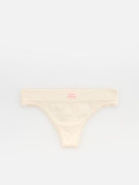 Majtki typu stringi z koronką - złamana biel. Stringi damskie Reserved, l, bez wzorów, z koronki. Za 29.99 zł.