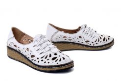 MANITU 850096-03 weiss, półbuty damskie. Białe półbuty damskie Manitu, w ażurowe wzory, ze skóry, bez obcasa. Za 269.90 zł.