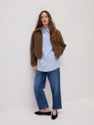 Kurtka z kołnierzem - ciemnobrązowy. Brązowe kurtki damskie Reserved, l, bez wzorów, z tkaniny, bez kaptura. Za 159.99 zł.