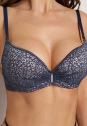 Granatowy Biustonosz Full Cup Ozdobiony Koronką i Małą Zawieszką z Cyrkonii Nedolse. Niebieskie biustonosze Renee, z aplikacjami, z jeansu. Za 34.99 zł.
