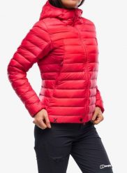 Kurtka puchowa damska Berghaus Seeker MW Down Hoody. Czerwone kurtki damskie Berghaus, na zimę, xs, bez wzorów, z materiału, bez kaptura. Za 841.49 zł.