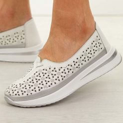 Białe skórzane ażurowe półbuty damskie T.Sokolski w26-653. Białe półbuty damskie Sokolski, w ażurowe wzory, z jeansu, klasyczne, z okrągłym noskiem, bez obcasa. W wyprzedaży za 179.10 zł.