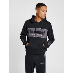 Bluza z kapturem Hummel Legacy Julian. Czarne bluzy sportowe damskie HUMMEL, l, bez wzorów, z bawełny, bez ramiączek, z kapturem. Za 272.80 zł.