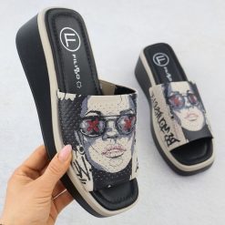 Skórzane klapki damskie z nadrukiem beżowe Filippo DK6158. Brązowe klapki damskie Filippo, bez wzorów, ze skóry, bez obcasa. Za 169.99 zł.