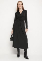 Czarna Marszczona Sukienka Taliowana z Wiskozą z Dekoltem V i Długim Rękawem Emirie. Czarne sukienki damskie Born2be, na spotkanie biznesowe, l, bez wzorów, z wiskozy, bez kołnierzyka, bez ramiączek, maxi. Za 159.99 zł.