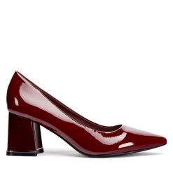 Czółenka Clara Barson. Czerwone czółenka damskie Clara Barson, bez wzorów, bez obcasa. Za 119.99 zł.