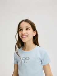 T-shirt z cyrkoniami - jasnoniebieski. Niebieskie koszulki dziewczęce Reserved, bez wzorów, z bawełny, bez ramiączek. W wyprzedaży za 15.99 zł.
