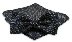 Granatowa Mucha Męska -ALTIES- z Taką Samą Poszetką, w Drobny Żółty Wzór. Niebieskie krawaty i muchy męskie Alties, bez wzorów, eleganckie. Za 54.00 zł.