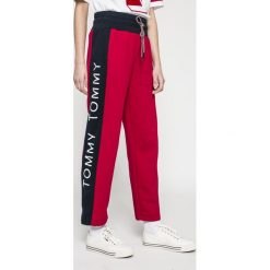Tommy Jeans - Spodnie. Czerwone jeansy damskie Tommy Jeans. W wyprzedaży za 179.90 zł.