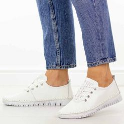 Białe skórzane półbuty damskie Cambell 87319. Białe półbuty damskie Cambell, w ażurowe wzory, z jeansu, casualowe, bez obcasa, na płaskiej podeszwie. Za 219.00 zł.