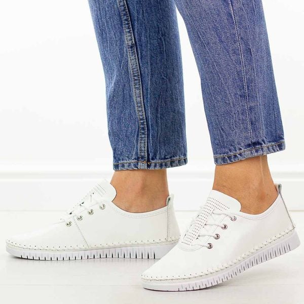 Białe skórzane półbuty damskie Cambell 87319. Białe półbuty damskie Cambell, w ażurowe wzory, z jeansu, casualowe, bez obcasa, na płaskiej podeszwie. Za 219.00 zł.