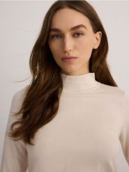 Sweter z wiskozą - kremowy. Białe swetry klasyczne damskie Reserved, l, z dzianiny, bez kołnierzyka. W wyprzedaży za 39.99 zł.