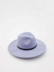 Wełniany kapelusz - niebieski. Niebieskie kapelusze damskie Reserved, bez wzorów, z wełny. W wyprzedaży za 55.99 zł.