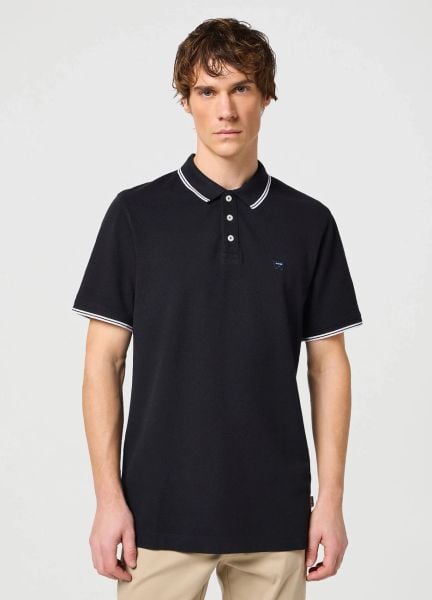 MESKA KOSZULKA POLO WRANGLER POLO SHIRT BLACK 112350404. Czarne koszulki polo męskie Wrangler, s, bez wzorów, bez ramiączek. Za 99.99 zł.