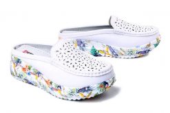 Artiker Relaks 58C0759, klapki damskie. Białe klapki damskie Artiker Relaks, bez wzorów, ze skóry, bez obcasa, na koturnie. Za 174.90 zł.