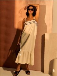 Bawełniana sukienka midi na ramiączkach z falbaną - kremowy. Białe sukienki damskie Sinsay, l, bez wzorów, z bawełny, bez kołnierzyka, bez ramiączek, midi. Za 59.99 zł.