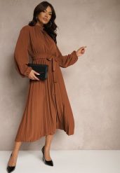 Brązowa Sukienka Plisowana o Rozkloszowanym Kroju ze Stójką Gumką i Paskiem Zinnoritta. Brązowe sukienki damskie Renee, na co dzień, uniwersalny, bez wzorów, eleganckie, bez kołnierzyka, bez ramiączek, maxi, kopertowe. W wyprzedaży za 76.99 zł.