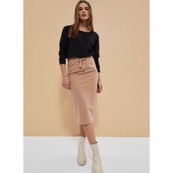 Spódnica z dresowej dzianiny karmelowa. Brązowe spódniczki damskie MOODO, xs, bez wzorów, z bawełny, ołówkowe. W wyprzedaży za 27.99 zł.