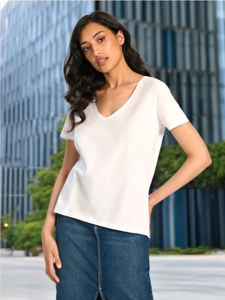 Koszulka - biały. Białe t-shirty damskie Sinsay, l, bez wzorów, z bawełny, bez kołnierzyka. Za 17.99 zł.