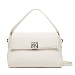 Torebka Calvin Klein. Białe torebki klasyczne damskie CALVIN KLEIN, bez wzorów, bez dodatków. Za 569.99 zł.
