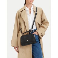 Torebka Beverly Hills Polo Club. Czarne torebki klasyczne damskie Beverly Hills Polo Club, bez wzorów, bez dodatków. Za 189.99 zł.