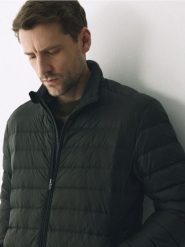 Puchowa kurtka z pokrowcem - zielony. Zielone kurtki męskie Reserved, l, bez wzorów, z puchu, bez kaptura. Za 299.99 zł.