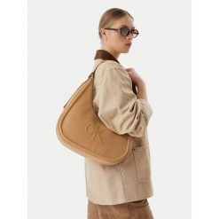 Torebka Calvin Klein. Brązowe torebki klasyczne damskie CALVIN KLEIN, bez wzorów, bez dodatków. Za 529.99 zł.