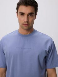 T-shirt boxy z nadrukiem - jasnoniebieski. Niebieskie t-shirty męskie Reserved, l, bez wzorów, z bawełny, bez kołnierzyka. W wyprzedaży za 45.99 zł.