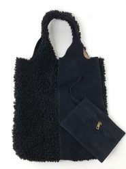 Amara Skórzana torebka "Teddy" w kolorze czarnym - 37 x 40 x 2 cm rozmiar: onesize. Czarne torebki klasyczne damskie Amara, bez wzorów, z materiału, bez dodatków. Za 330.67 zł.