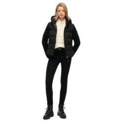 Kurtka puchowa z kapturem, damska, z dzianinowymi rękawami Superdry. Czarne kurtki damskie Superdry., m, bez wzorów, z dzianiny, z kapturem. Za 518.80 zł.