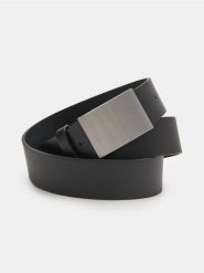 Pasek z metalową klamrą z imitacji skóry - czarny. Czarne paski męskie Sinsay, bez wzorów, ze skóry. Za 25.99 zł.