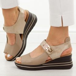 Beżowe skórzane sandały damskie na koturnie M.Daszyński 25144-1. Brązowe sandały damskie M.Daszyński, bez wzorów, ze skóry, bez obcasa, na koturnie. Za 219.00 zł.