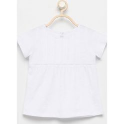 T-shirt z ozdobnym dekoltem - Biały. Białe koszulki dziewczęce Reserved, bez wzorów, bez ramiączek. W wyprzedaży za 9.99 zł.