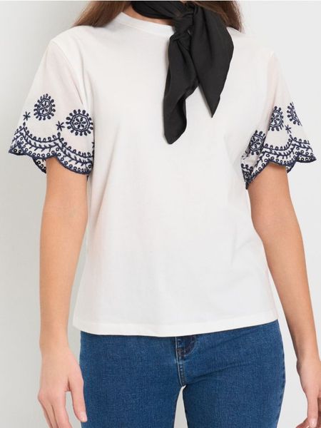 Bawełniana koszulka z haftowanym wzorem - kremowy. Białe t-shirty damskie Sinsay, l, bez wzorów, z bawełny, bez kołnierzyka. Za 25.99 zł.