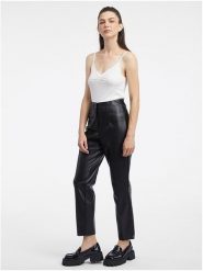 Orsay Spodnie w kolorze czarnym ze skóry syntetycznej rozmiar: 38. Czarne spodnie materiałowe damskie ORSAY, bez wzorów, ze skóry, z podwyższonym stanem. Za 69.91 zł.