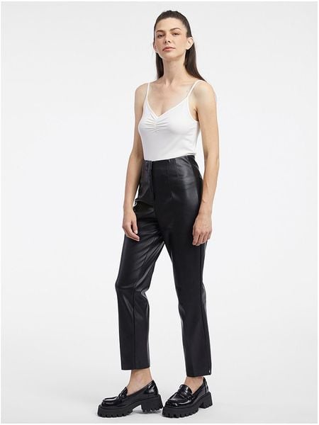 Orsay Spodnie w kolorze czarnym ze skóry syntetycznej rozmiar: 38. Czarne spodnie materiałowe damskie ORSAY, bez wzorów, ze skóry, z podwyższonym stanem. Za 69.91 zł.