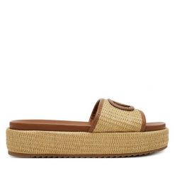 Klapki Guess. Brązowe klapki damskie Guess, z aplikacjami, bez obcasa. Za 319.99 zł.