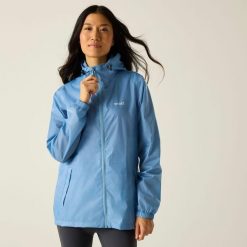 Kurtka trekkingowa damska Pack It Jacket III kieszonkowa przeciwdeszczowa. Niebieskie kurtki damskie Regatta, l, z kapturem. Za 149.99 zł.