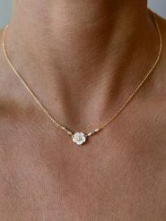 Les Petites Précieuses Pozłacany naszyjnik z elementem ozdobnym - dł. 40 cm rozmiar: onesize. Białe naszyjniki damskie Les Petites Précieuses, pozłacane. Za 117.99 zł.