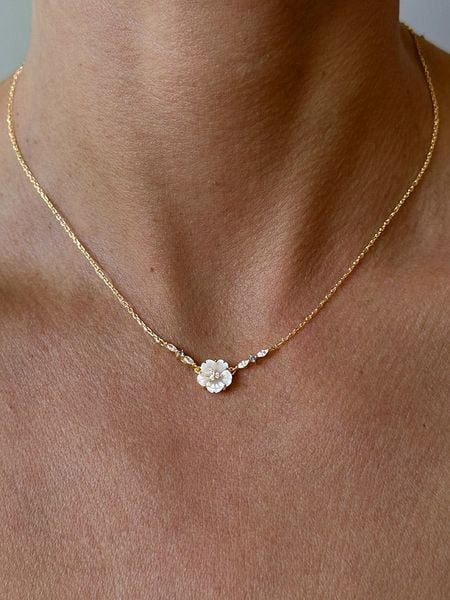 Les Petites Précieuses Pozłacany naszyjnik z elementem ozdobnym - dł. 40 cm rozmiar: onesize. Białe naszyjniki damskie Les Petites Précieuses, pozłacane. Za 117.99 zł.