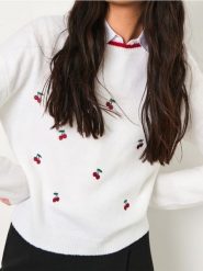 Sweter w wisienki - kremowy. Białe swetry klasyczne damskie Sinsay, l, bez kołnierzyka. W wyprzedaży za 24.99 zł.