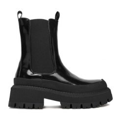 Botki DeeZee. Czarne botki damskie DeeZee, bez obcasa, na płaskiej podeszwie, bez zapięcia. Za 189.99 zł.