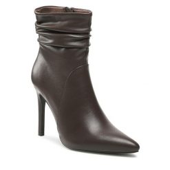 Botki DeeZee. Brązowe botki damskie DeeZee, bez obcasa, na szpilce, bez zapięcia. Za 159.99 zł.