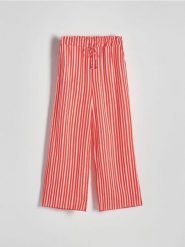 Bawełniane spodnie w paski - wielobarwny. Spodnie materiałowe damskie Reserved, bez wzorów, z bawełny. W wyprzedaży za 65.99 zł.