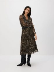 Plisowana sukienka z paskiem - wielobarwny. Sukienki damskie Reserved, l, bez wzorów, z dzianiny, klasyczne, bez kołnierzyka, bez ramiączek, maxi. Za 139.99 zł.