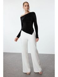 Trendyol Bluzka w kolorze czarnym rozmiar: 36. Czarne bluzki damskie Trendyol, bez wzorów, bez kołnierzyka, bez ramiączek. Za 56.99 zł.