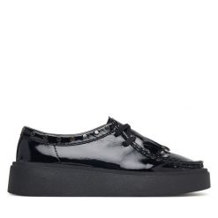 Półbuty Clarks. Czarne półbuty damskie Clarks, bez wzorów, bez obcasa, na płaskiej podeszwie. Za 569.99 zł.