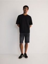 Jeansowe szorty slim fit - szary. Szare szorty męskie Reserved, z denimu, bez kołnierzyka. Za 119.99 zł.