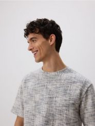 Strukturalny t-shirt relaxed fit - szary. Szare t-shirty męskie Reserved, l, bez wzorów, z bawełny, bez kołnierzyka. W wyprzedaży za 69.99 zł.